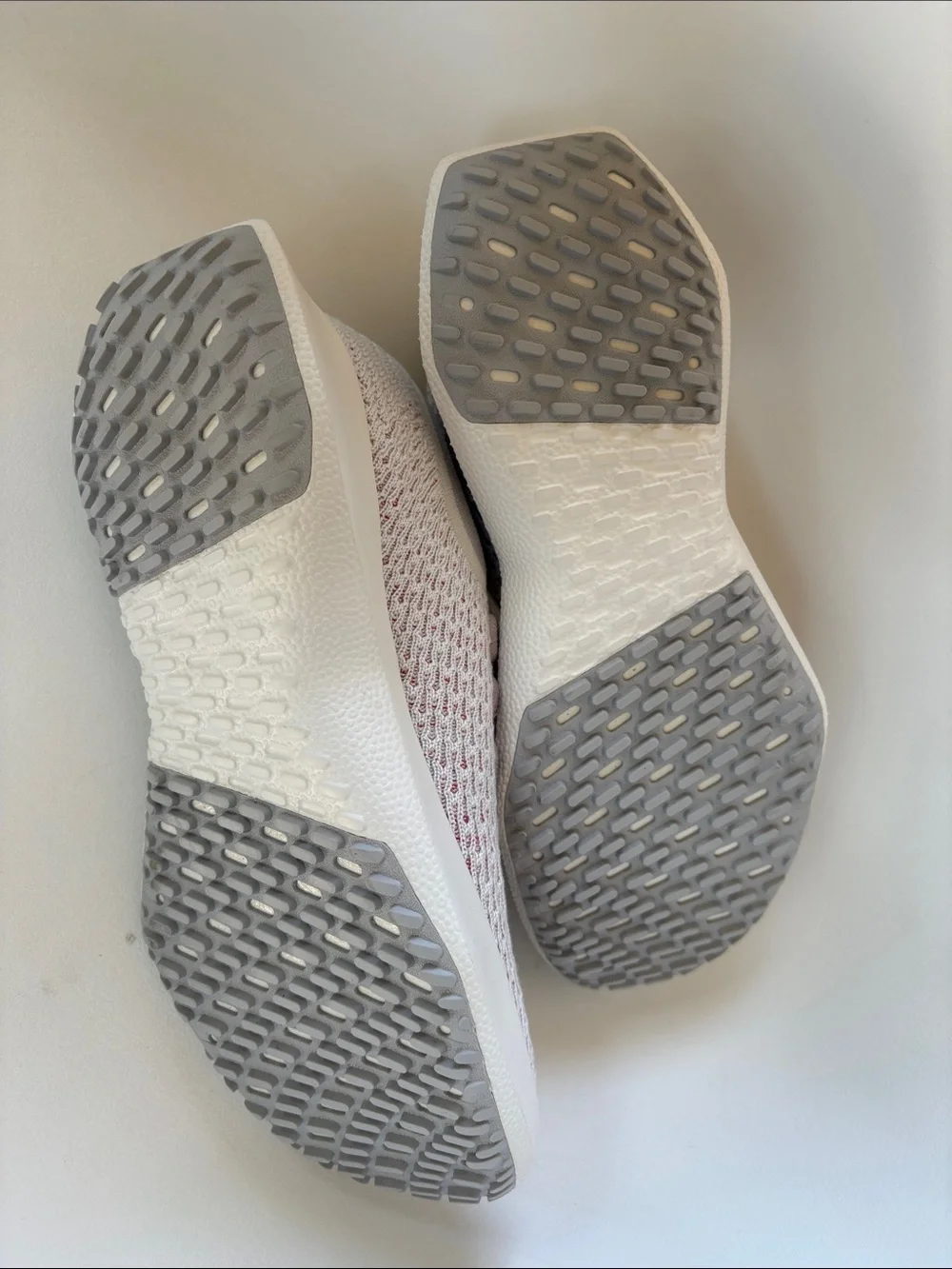 allbirds tree Dasher, men’s size 9 White Knit / Red Accents, new condition